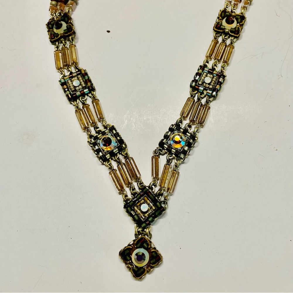 Ayala bar “v” necklace unique unusual, aurora borealis (I)